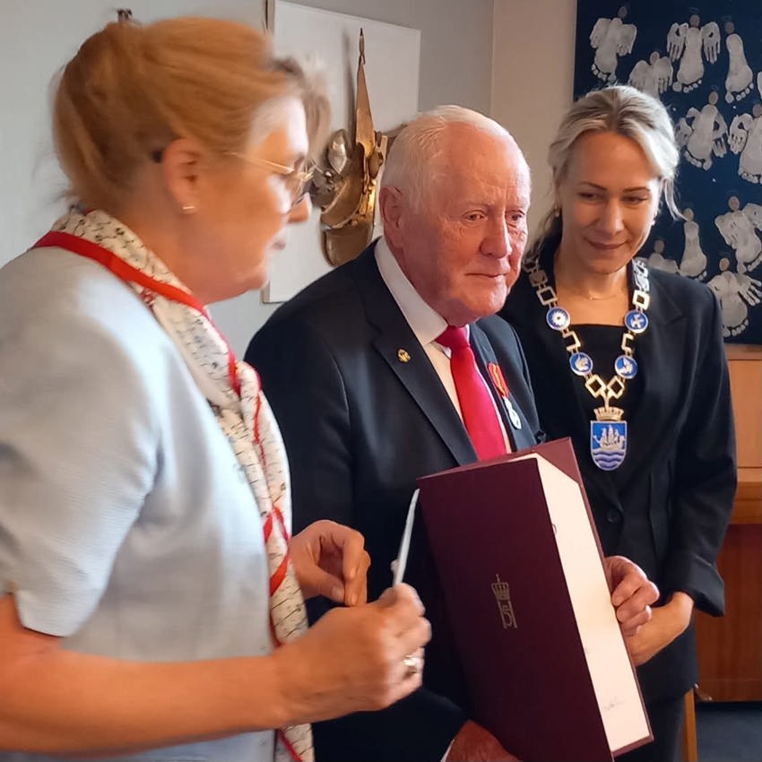 Kongens fortjenstmedalje til Ulrik S Kirkedam